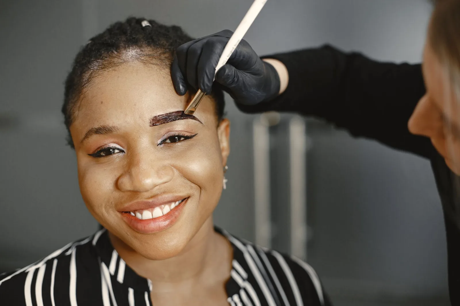 Brow shaping at the beauty bar